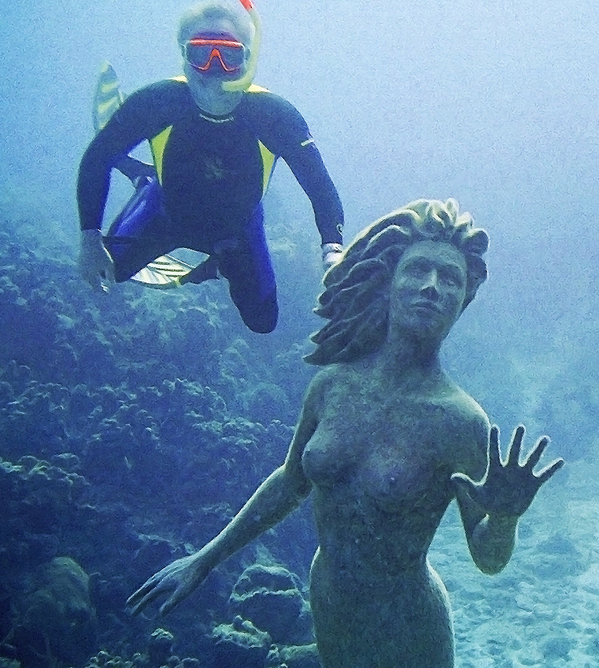 Photo of Simon Morris swiming with bronze statue Amphitrite in Grand Cayman